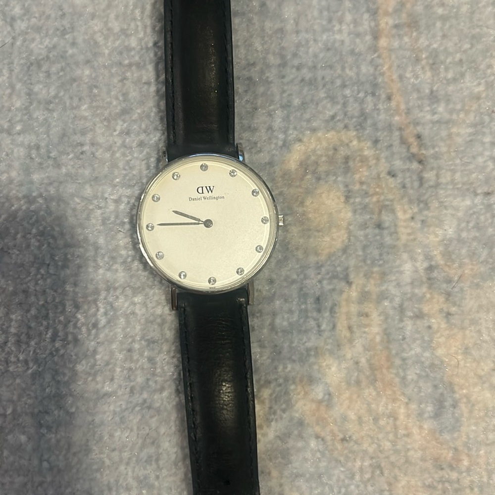 Daniel Wellington 36 mm white face black leather strap